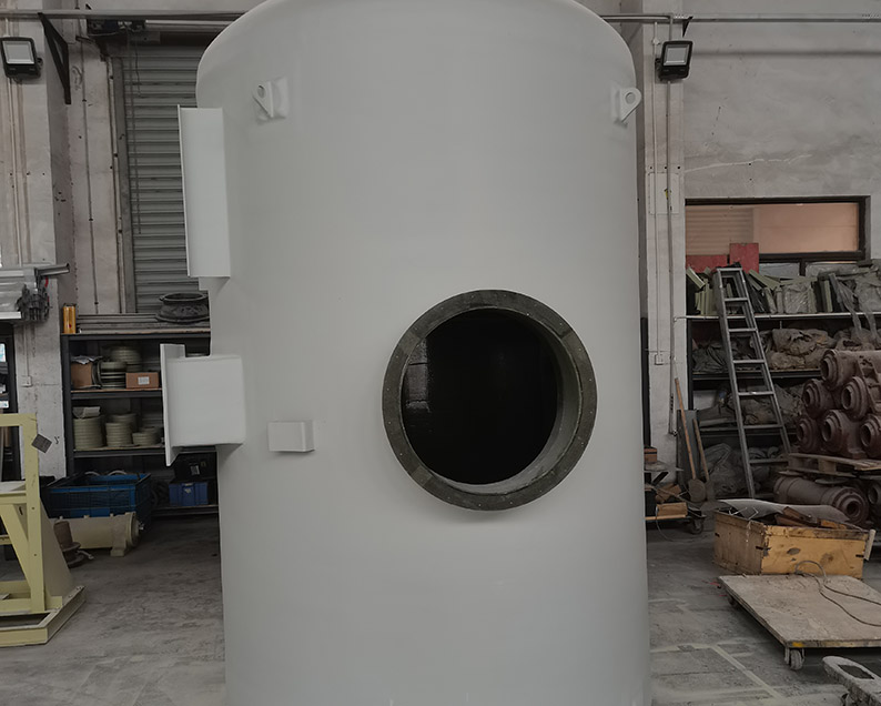 Medium storage tank